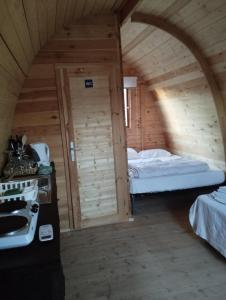 ギマランイスにあるQuinta do Carvalho - Nature Guest Housesのベッド1台と小さなキッチンが備わる小さな客室です。