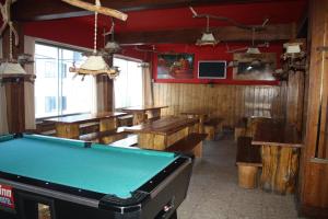 Biliár nebo kulečník v ubytování Marcopolo Inn Hostel Bariloche