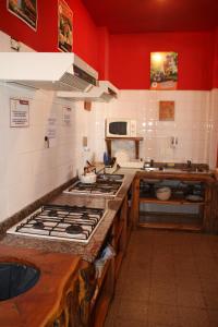 Kuchyň nebo kuchyňský kout v ubytování Marcopolo Inn Hostel Bariloche