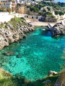 ein Fluss mit türkisfarbenem Wasser neben einem Strand in der Unterkunft Bed & Breakfast Acquamarina in Castro di Lecce