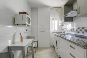 Kuchyň nebo kuchyňský kout v ubytování Valdelagrana: primera línea de playa.