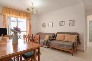 TV a/nebo společenská místnost v ubytování Valdelagrana: primera línea de playa.