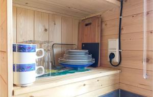 ein Regal mit einem Stapel Teller und Schalen in der Unterkunft Gorgeous Home In Haller With Kitchen in Haller