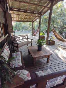 un portico con 2 panche e un'amaca di Pousada Trilha do Farol a Ilha do Mel