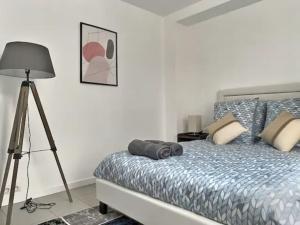 um quarto com uma cama com um tripé e um candeeiro em chatenay 1 em Paris