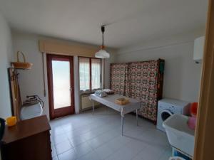 - une cuisine avec une table et un lave-linge dans l'établissement Casa Celeste, à Farra dʼAlpago