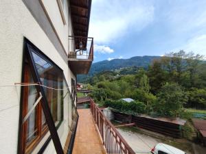 Elle comprend un balcon offrant une vue sur les montagnes. dans l'établissement Casa Celeste, à Farra dʼAlpago