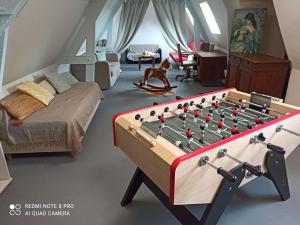 Cette chambre dispose d'un billard et d'un lit. dans l'établissement Gîte de charme au cœur de la campagne bretonne, à Noyal-sur-Vilaine