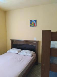 un lit avec deux oreillers dessus dans une chambre dans l'établissement Chácara meu doce, à Socorro 72 autres photos