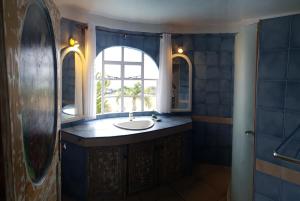 La salle de bains est pourvue d'un lavabo et d'une fenêtre. dans l'établissement Villa Osiris, à Flic-en-Flac