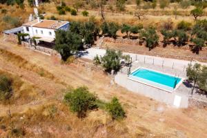 - une vue aérienne sur une maison avec une piscine dans l'établissement Cortijo El Chopo Almería, à Bayarque