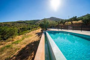 una piscina in mezzo a un campo di Cortijo El Chopo Almería a Bayarque Altre 42 foto