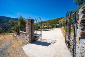 un cancello di ferro con una croce sopra di Cortijo El Chopo Almería a Bayarque