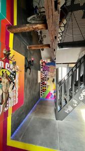 Fotografia z galérie ubytovania Capsule Art Déco - Jacuzzi - Netflix - Home Cinéma - Arcade de jeux & Nintendo switch - 2 chambres - Filet suspendu v destinácii Valenciennes