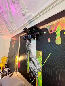 Fotografia z galérie ubytovania Capsule Art Déco - Jacuzzi - Netflix - Home Cinéma - Arcade de jeux & Nintendo switch - 2 chambres - Filet suspendu v destinácii Valenciennes