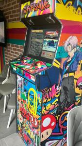 Fotografia z galérie ubytovania Capsule Art Déco - Jacuzzi - Netflix - Home Cinéma - Arcade de jeux & Nintendo switch - 2 chambres - Filet suspendu v destinácii Valenciennes
