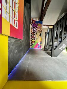 Fotografia z galérie ubytovania Capsule Art Déco - Jacuzzi - Netflix - Home Cinéma - Arcade de jeux & Nintendo switch - 2 chambres - Filet suspendu v destinácii Valenciennes