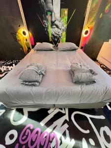Posteľ alebo postele v izbe v ubytovaní Capsule Art Déco - Jacuzzi - Netflix - Home Cinéma - Arcade de jeux & Nintendo switch - 2 chambres - Filet suspendu