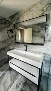 Fotografia z galérie ubytovania Capsule Art Déco - Jacuzzi - Netflix - Home Cinéma - Arcade de jeux & Nintendo switch - 2 chambres - Filet suspendu v destinácii Valenciennes