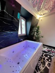 Fotografia z galérie ubytovania Capsule Art Déco - Jacuzzi - Netflix - Home Cinéma - Arcade de jeux & Nintendo switch - 2 chambres - Filet suspendu v destinácii Valenciennes