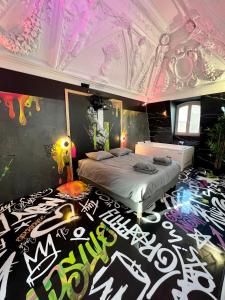 Posteľ alebo postele v izbe v ubytovaní Capsule Art Déco - Jacuzzi - Netflix - Home Cinéma - Arcade de jeux & Nintendo switch - 2 chambres - Filet suspendu