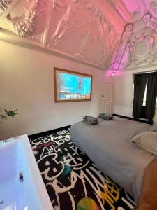 Posteľ alebo postele v izbe v ubytovaní Capsule Art Déco - Jacuzzi - Netflix - Home Cinéma - Arcade de jeux & Nintendo switch - 2 chambres - Filet suspendu
