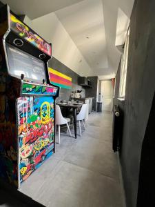 Herňa v ubytovaní Capsule Art Déco - Jacuzzi - Netflix - Home Cinéma - Arcade de jeux & Nintendo switch - 2 chambres - Filet suspendu
