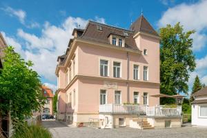 una gran casa rosa con techo en Villa Antonia, en Bautzen
