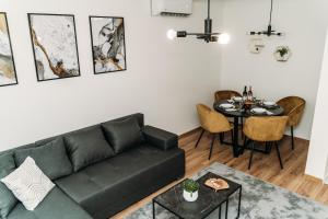 sala de estar con sofá y mesa en Apartman Star #1 en Vinkovci