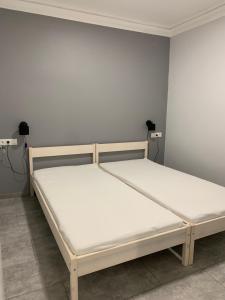 Ένα ή περισσότερα κρεβάτια σε δωμάτιο στο Stefánia Apartmanok Budapest