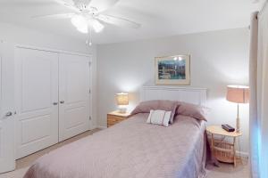 バージニアビーチにあるSeaside - Sand Dollar C-103のベッドと天井扇風機のある寝室 +17枚の写真