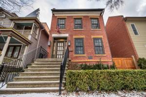 una casa de ladrillo con escaleras delante en Luxury Design Focused, Detroit Themed Apt Near Downtown In the art District en Detroit