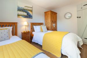 Кровать или кровати в номере St. Andrew's Prospect - Norfolk Cottage Agency