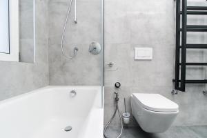 a bathroom with a shower with a toilet and a sink at Apartament na Wspólnej in Elblag +10 photos