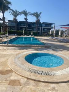 Bazén v ubytování Luxurious Atlantean Beachfront Summer Home nebo v jeho okolí