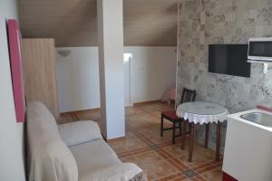 Una televisión o centro de entretenimiento en APARTAMENTO EN OLVERA CON GARAJE