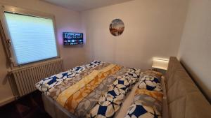 ein Schlafzimmer mit einem Bett und einem Sofa in der Unterkunft Ferienhaus Am Vitzerod in Tambach-Dietharz