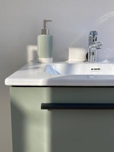 a white bathroom sink with aflush at Casa Amigos Sorvilan- La Palmera in Sorvilán