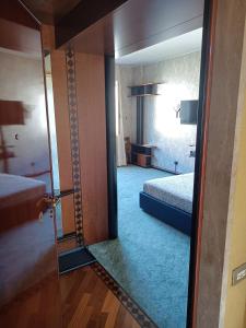 una puerta con espejo y vistas a un dormitorio en MILAN SOUTH GATE APARTMENT, en Milán