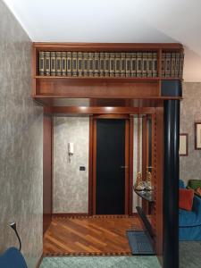 Cama elevada en una sala de estar con escalera en MILAN SOUTH GATE APARTMENT, en Milán