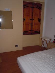 1 dormitorio con cama, ventana y mesa en D-House en Birgu