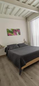 a bedroom with a large bed in a white room at San Martin- Moderno y confortable apartaestudio sector rosales in Manizales