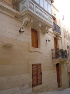 un edificio con un balcón en el lateral. en D-House en Birgu