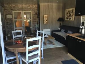 eine Küche und ein Wohnzimmer mit einem Tisch und Stühlen in der Unterkunft Sweet home, logement de tourisme in Étaples