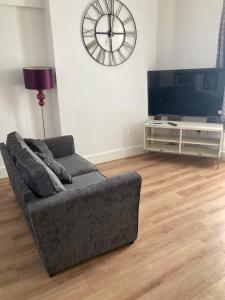 TV a/nebo společenská místnost v ubytování 3 Bed town house Near Ryde Sea Front @ One Church Lane