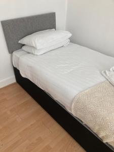 Postel nebo postele na pokoji v ubytování 3 Bed town house Near Ryde Sea Front @ One Church Lane