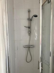 Koupelna v ubytování 3 Bed town house Near Ryde Sea Front @ One Church Lane + 25 fotografií