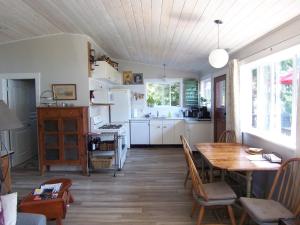 een keuken en eetkamer met een tafel en stoelen bij Malaspina Strait Cottage in Powell River