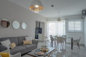 ein Wohnzimmer mit einem Sofa und einem Tisch in der Unterkunft Soha suites I in Santiago de los Caballeros