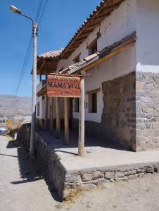 Coporaque的住宿－Casa vivencial Mamá Vivi，街道前的标志